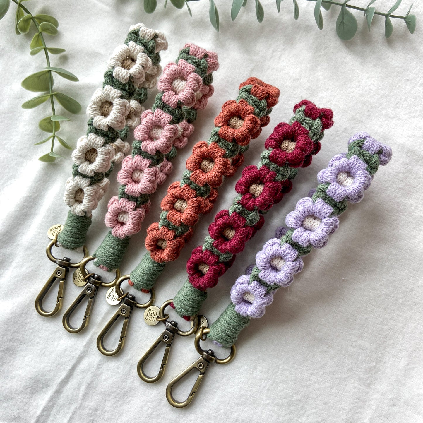DIY-Kit | Makramee-Schlüsselanhänger „Daisy“ | Armband